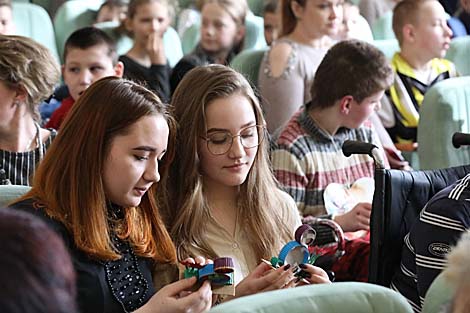 Мисс Беларусь и Мисс мира на коляске посетили Ивенецкий дом-интернат для детей-инвалидов