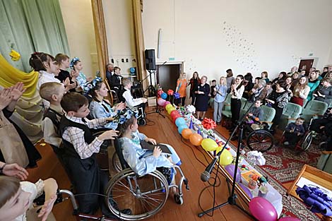 Мисс Беларусь и Мисс мира на коляске посетили Ивенецкий дом-интернат для детей-инвалидов