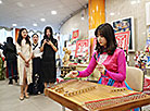 在白罗斯国家图书馆接见中国学生