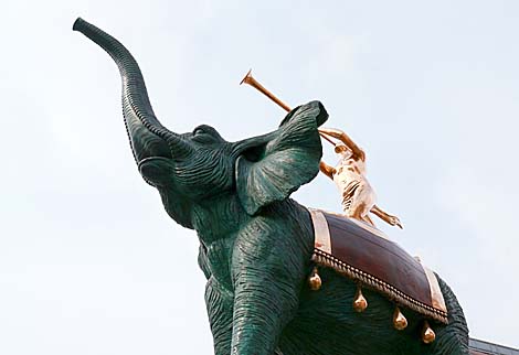 “凯旋神象”雕塑作品：来自Dali Universe 艺术馆的作品在明斯克展出