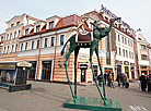 "Триумфальный слон": в Минске установили шестиметровую скульптуру из "Вселенной Дали"