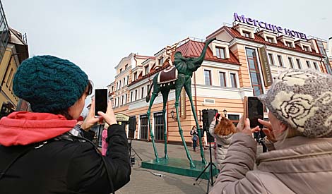 Церемония открытия скульптуры 