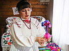 Нина Ярмоц плетёт свадебный венок