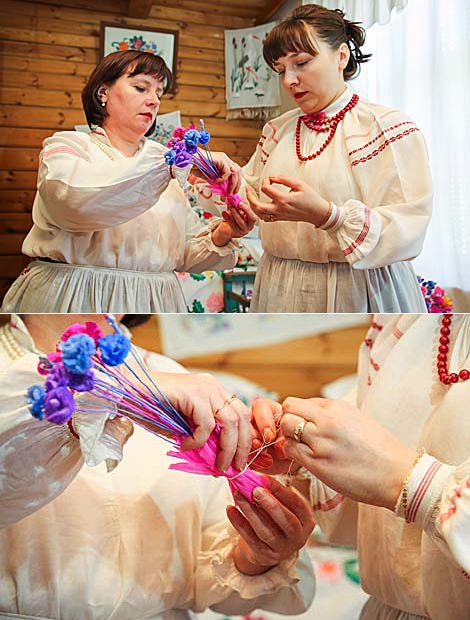 Нина Ярмоц и Людмила Янущик во время изготовления свадебного венка