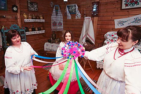 В Бездеже воссоздали технику плетения уникального свадебного венка