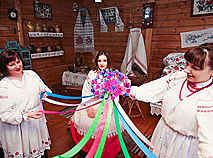 НАСЛЕДИЕ БЕЛАРУСИ: в Бездеже раскрыли секрет плетения "павы" – уникального свадебного венка