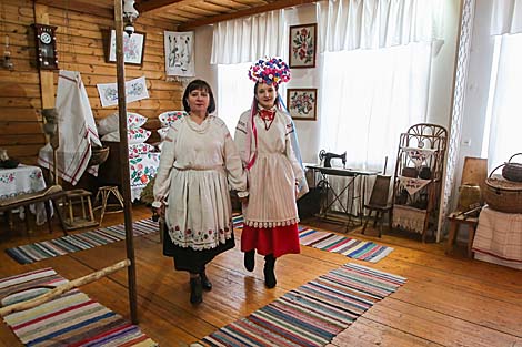 В Бездеже воссоздали технику плетения уникального свадебного венка