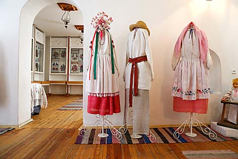 В Бездеже воссоздали технику плетения уникального свадебного венка