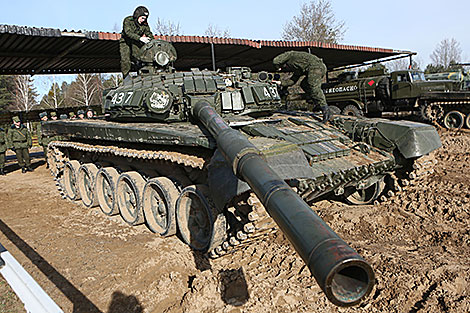 Экипаж выполняет норматив по загрузке боеприпасов в танк