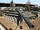 Экипаж выполняет норматив по загрузке боеприпасов в танк