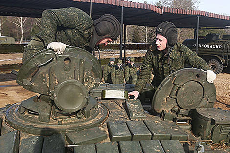 Экипаж выполняет норматив по загрузке боеприпасов в танк