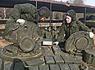 Экипаж выполняет норматив по загрузке боеприпасов в танк