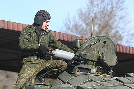 Экипаж выполняет норматив по загрузке боеприпасов в танк