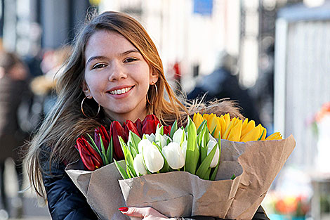 Дзяўчына з кветкамі