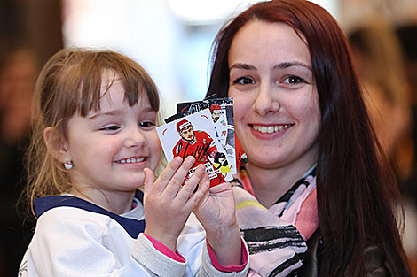 Belarusian hockey players host autograph session in Minsk