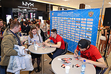 Belarusian hockey players host autograph session in Minsk
