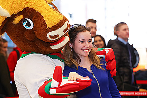 Belarusian hockey players host autograph session in Minsk
