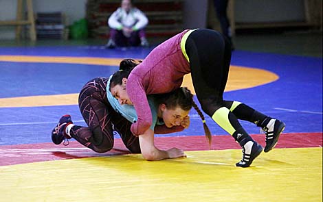 Национальная сборная по женской борьбе готовится к II Европейским играм
