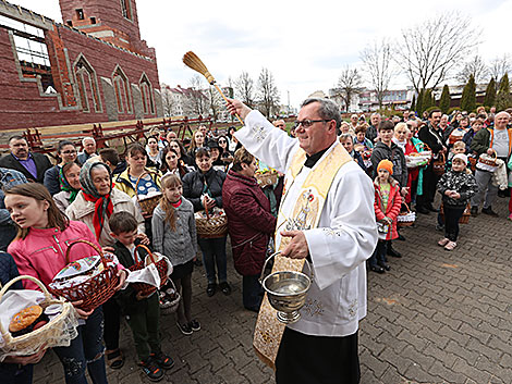 Освящение еды накануне Пасхи в костёле Святого Казимира в Столбцах