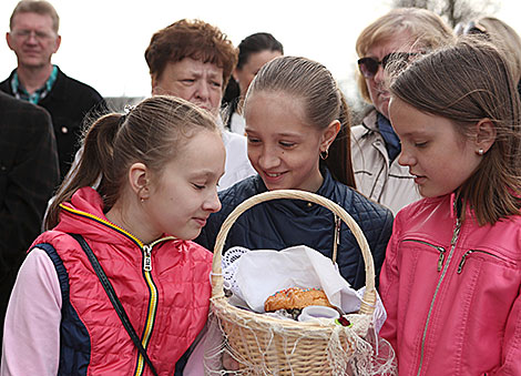 Освящение еды накануне Пасхи в костёле Святого Казимира в Столбцах