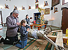 Верующие молятся накануне Пасхи в костёле Святого Казимира в Столбцах