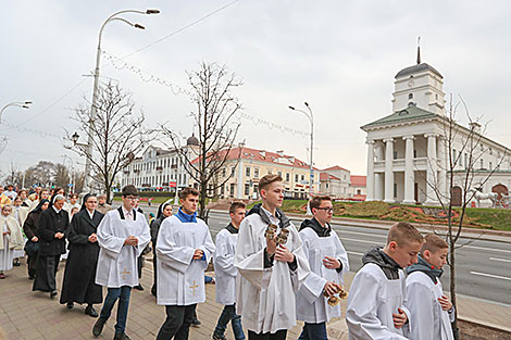 Крестный ход у архикафедрального костёла Пресвятой Девы Марии в Минске