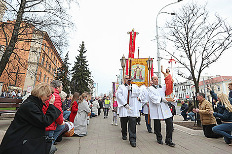 Крестный ход у архикафедрального костёла Пресвятой Девы Марии в Минске