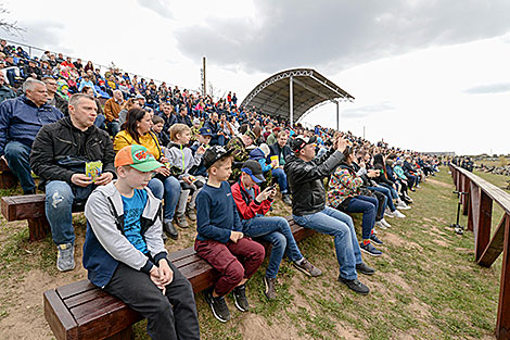 Spectators at Stalin's Line