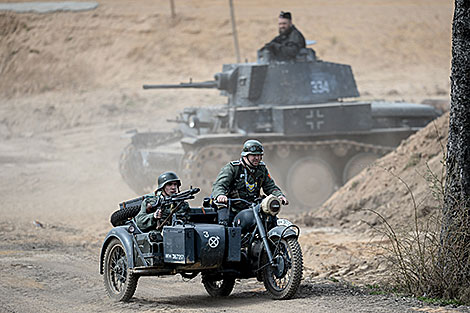 “坦克营射击”竞技节目在“斯大林防线”举行