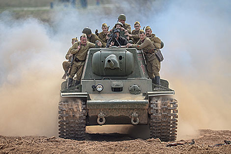 Танк КВ-1 з дэсантам падчас рэканструкцыі бою 