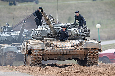 Экіпаж займае свае месцы ў танку Т-72Б