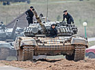 Экипаж занимает свои места в танке Т-72Б