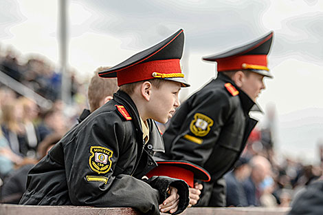 Spectators at Stalin's Line