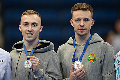 Владислав Гончаров и Олег Рябцев на пьедестале почёта 