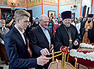 Александр Лукашенко в праздник Пасхи зажёг свечу в храме Рождества Христова в Логойском районе