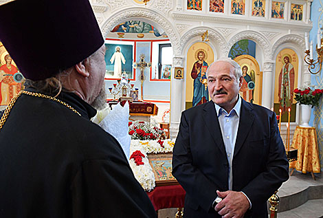 Александр Лукашенко и настоятель церкви протоиерей Александр Зимницкий