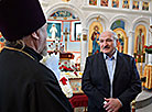Александр Лукашенко и настоятель церкви протоиерей Александр Зимницкий