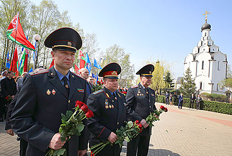 Сотрудники Министерства внутренних дел во время церемонии возложения цветов