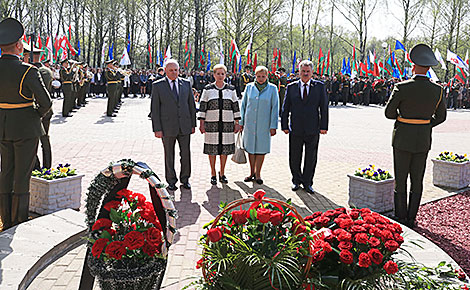 Руководство Совета Республики во время церемонии возложения цветов