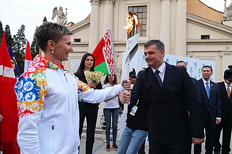 Олимпийская чемпионка в беге на 100 м Юлия Нестеренко и министр спорта и туризма Беларуси Сергей Ковальчук