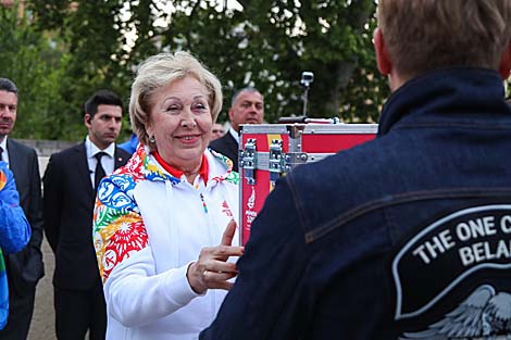 Четырехкратная олимпийская чемпионка по фехтованию Елена Белова отдает лампаду с огнем белорусским байкерам