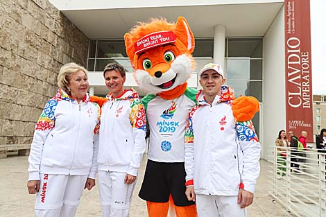 第二届欧洲运动会吉祥物列西克小狐狸和火炬手
