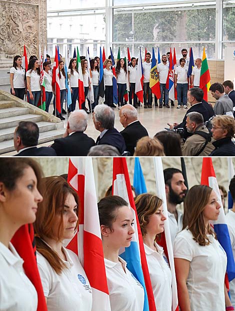 Церемония зажжения огня II Европейских игр в комплексе Ara Pacis Museum