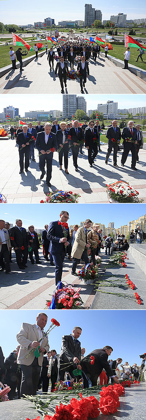 Церемония возложения цветов у стелы 