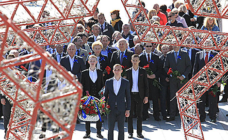 Церемония возложения цветов у стелы 