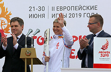 Belarus’ Deputy Prime Minister Igor Petrishenko and Olympic champion Yulia Nestsiarenka