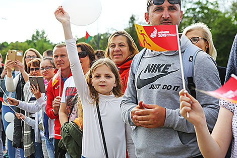 Брестчане приветствуют эстафету огня II Европейских игр 