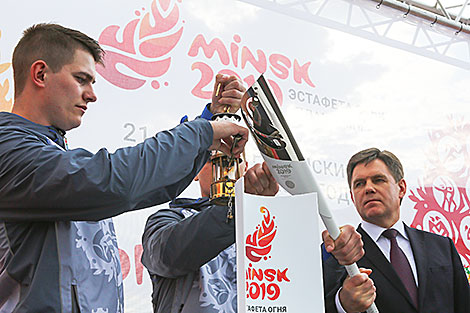 Vice Premier Igor Petrishenko passes the torch to Brest Mayor Aleksandr Rogachuk