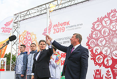 Vice Premier Igor Petrishenko passes the torch to Brest Mayor Aleksandr Rogachuk