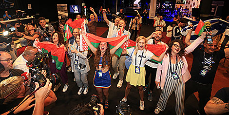 Журналисты и фанаты каждой из стран-участниц первого полуфинала поддерживают своих исполнителей